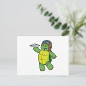 Schildpad als piloot met papieren vliegtuig briefkaart (Staand voorkant)
