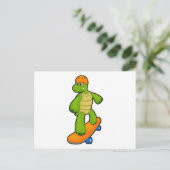Schildpad als skateboarder met skateboard en helm briefkaart (Staand voorkant)