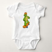 Schildpad als skateboarder met skateboard en helm romper (Voorkant)