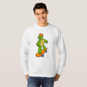 Schildpad als skateboarder met skateboard en helm t-shirt (Voorkant volledig)