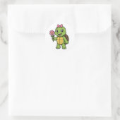 Schildpad die een bloem vasthoudt ronde sticker (Tas)