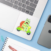 Schildpad Scooter Sticker (Laptop met iPhone)