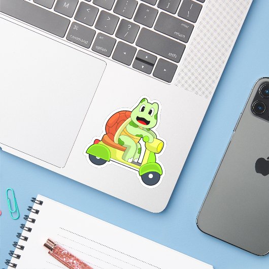Schildpad Scooter Sticker (Laptop met iPhone)