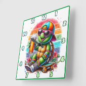 Schildpad skateboarder nippen van een drink buiten vierkante klok (Hoek)