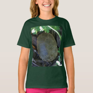 Schildpad tussen het groen t-shirt
