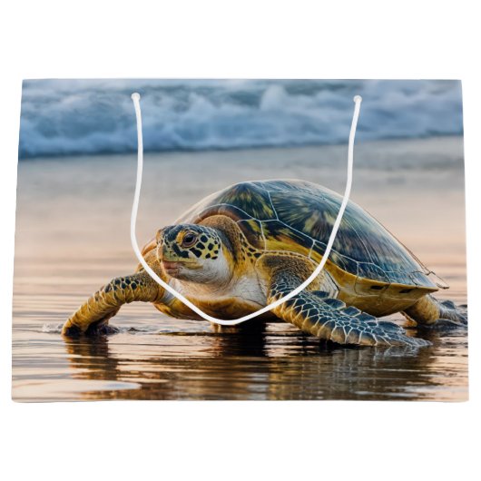 Schildpad wandelen op nat strandzand groot cadeauzakje (Voorkant)