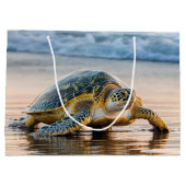 Schildpad wandelen op nat strandzand groot cadeauzakje (Achterkant)