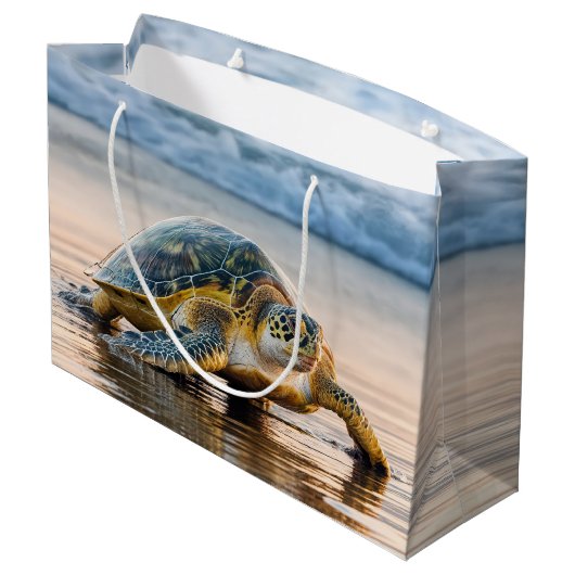 Schildpad wandelen op nat strandzand groot cadeauzakje (Achterkant Gekanteld)