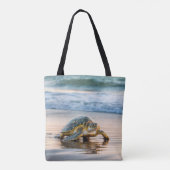 Schildpad wandelen op nat strandzand tote bag (Achterkant)