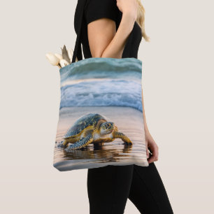 Schildpad wandelen op nat strandzand tote bag