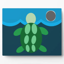 schildpad zwemt om middernacht.