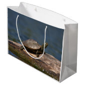 Schildschildpad op een logboek groot cadeauzakje (Achterkant Gekanteld)