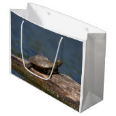 Schildschildpad op een logboek groot cadeauzakje (Voorkant Gekanteld)