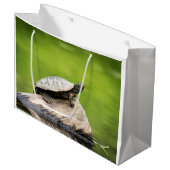 Schildschildpad op een logboek large cadeautasje (Voorkant Gekanteld)