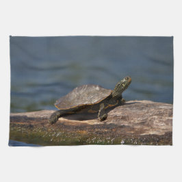 Schildschildpad op een logboek theedoek