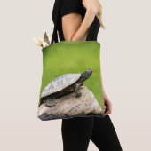 Schildschildpad op een logboek tote bag (Dichtbij)