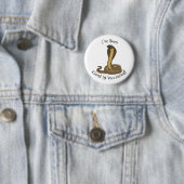 Schildslang met bruine cobra ronde button 5,7 cm (In situ)