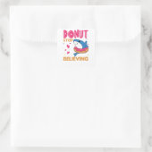Schimmeldieren in donut roze vierkante sticker (Tas)