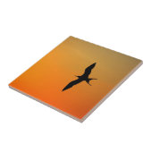 Schimmelkolibrie die oranje zonsondergang vliegt tegeltje (Zijkant)