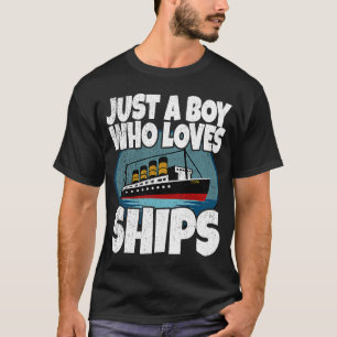 Schip gewoon een jongen die van de boot met Titani T-shirt
