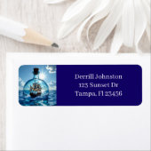 Schip in een fles drijvend op de oceaan etiket (Insitu)