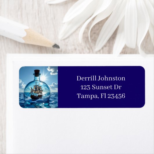 Schip in een fles drijvend op de oceaan etiket (Insitu)