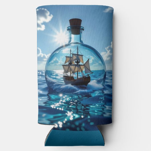 Schip in een fles drijvend op de oceaan seltzer blikjeskoeler (Achterkant)
