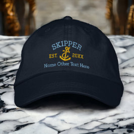 Schipper met speciaal voor anker ontworpen geborduurde pet