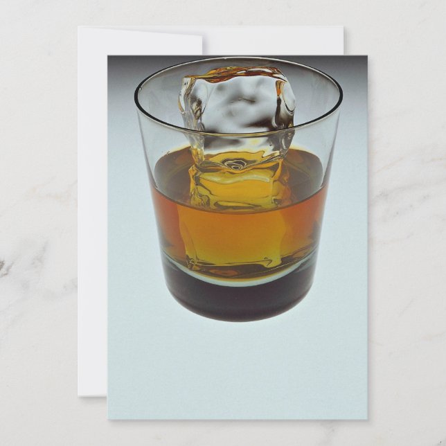 Schitterend glas gevuld met Scotch and ice cube (Voorkant)