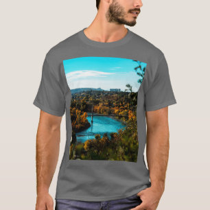 Schitterend herfstbeeld van een metalen brug in Ba T-shirt