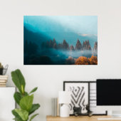 Schitterend licht op nevelig herfstbos poster (Thuiskantoor)