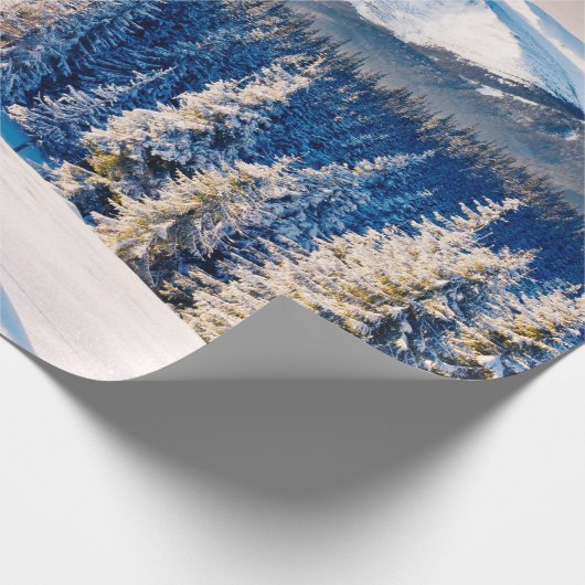 Schitterend winterlandschap met sneeuwbedekte bome cadeaupapier (Hoek)