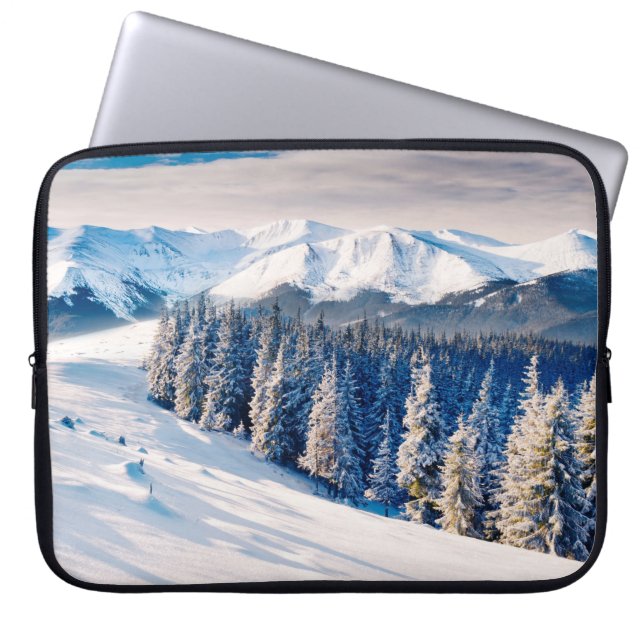 Schitterend winterlandschap met sneeuwbedekte bome laptop sleeve (Voorkant)