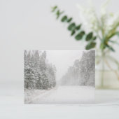 Schitterend winterlandschap met sneeuwweg feestdagenkaart (Staand voorkant)