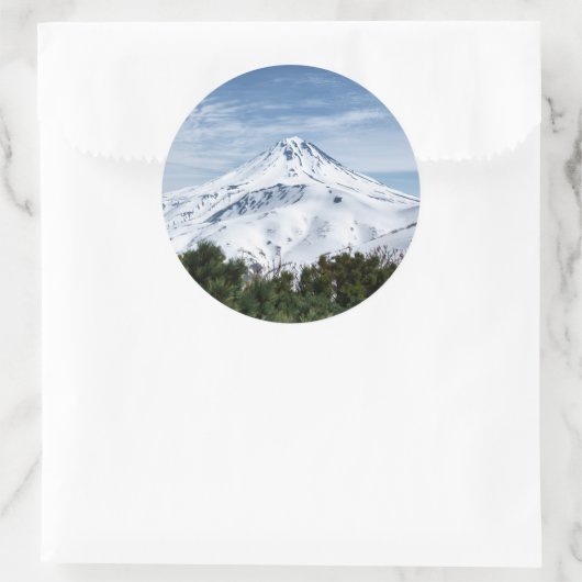 Schitterend winterlandschap, sneeuwkapje ronde sticker (Tas)