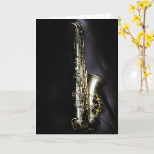 Schitterende messing saxophone op zwarte achtergro kaart (Gele Bloem)