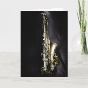 Schitterende messing saxophone op zwarte achtergro kaart