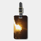 Schitterende zonsopgang over de bomen bagagelabel (Voorkant verticaal)