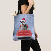 Schnauzer Dog in sneeuw, met kerstmis Tote Bag (Dichtbij)