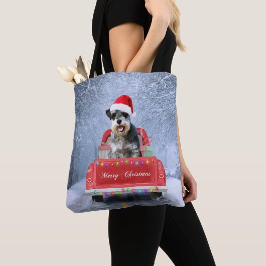 Schnauzer Dog in sneeuw, met kerstmis Tote Bag (Dichtbij)