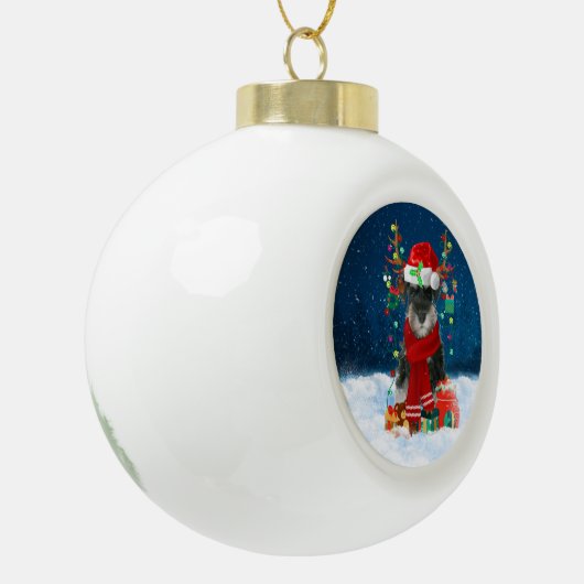 Schnauzer-hond met kerstcadeaus keramische bal ornament (Links)