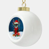 Schnauzer-hond met kerstcadeaus keramische bal ornament (Rechts)