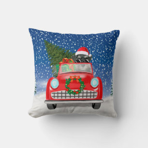 Schnauzer-hond rijdt auto in sneeuw met Kerstmis Kussen