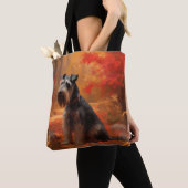 Schnauzer in herfstbladeren val inspireert tote bag (Dichtbij)