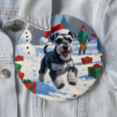 Schnauzer loopt in de sneeuw met kerst Pet Ronde Button 6,0 Cm (In situ)