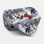 Schnauzer loopt in de sneeuw met kerst Pet Stropdas (Opgerold)