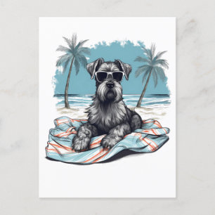 Schnauzer met zonnebril op het strand briefkaart