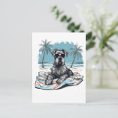 Schnauzer met zonnebril op het strand briefkaart (Staand voorkant)