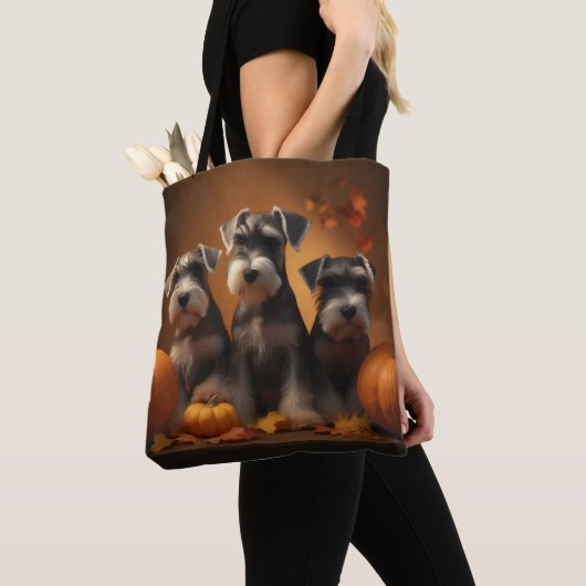 Schnauzer Puppy Herfst Delight Pompoen Tote Bag (Dichtbij)