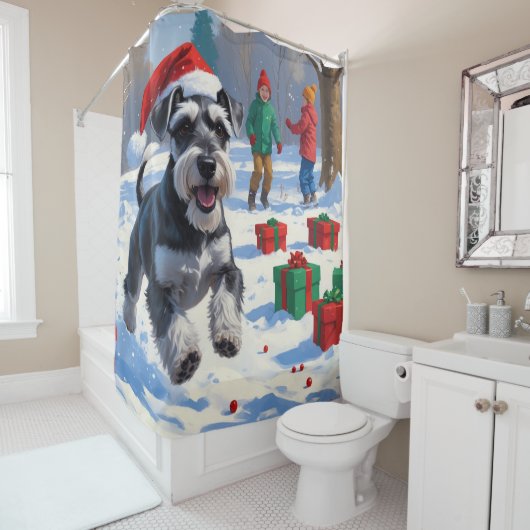 Schnauzer rent in de sneeuw met kerstmuts douchegordijn (In situ)